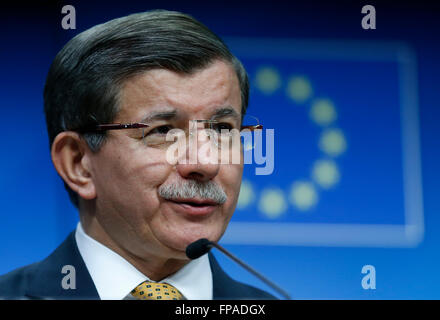 Bruxelles, Belgique. 18 Mar, 2016. Premier ministre turc Ahmet Davutoglu, traite d'une conférence de presse conjointe avec le président du Conseil européen, Donald Tusk, et le président de la Commission européenne, Jean-Claude Juncker (pas vu) à la fin d'un sommet des dirigeants de l'Union européenne au Conseil de l'Union européenne siège à Bruxelles, Belgique, le 18 mars 2016. © Ye Pingfan/Xinhua/Alamy Live News Banque D'Images