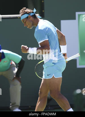 Los Angeles, Californie, USA. 18 Mar, 2016. Rafael Nadal d'Espagne en battant actions Kei Nishikori japonaise au cours de la demi-finale des célibataires hommes du BNP Paribas Open de tennis le vendredi 18 mars 2016 à Indian Wells, en Californie. Nadal a gagné 6-4, 6-3. (Photo par Ringo Chiu/PHOTOFORMULA.com).Usage Notes : Ce contenu est prévu pour un usage éditorial uniquement. Pour d'autres utilisations, les dégagements supplémentaires peuvent être nécessaires. Rafael Nadal d'Espagne en battant actions Kei Nishikori japonaise au cours de la demi-finale des célibataires hommes du BNP Paribas Open de tennis le vendredi 18 mars, 2016 à Banque D'Images