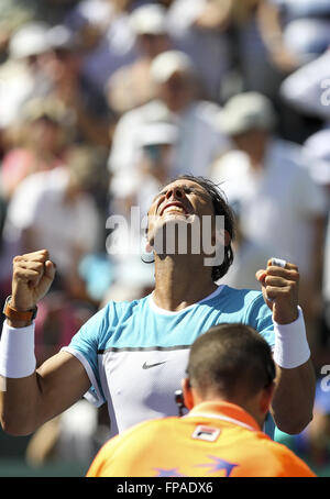 Los Angeles, Californie, USA. 18 Mar, 2016. Rafael Nadal d'Espagne en battant actions Kei Nishikori japonaise au cours de la demi-finale des célibataires hommes du BNP Paribas Open de tennis le vendredi 18 mars 2016 à Indian Wells, en Californie. Nadal a gagné 6-4, 6-3. (Photo par Ringo Chiu/PHOTOFORMULA.com).Usage Notes : Ce contenu est prévu pour un usage éditorial uniquement. Pour d'autres utilisations, les dégagements supplémentaires peuvent être nécessaires. Rafael Nadal de l'Espagne célèbre après avoir battu Kei Nishikori japonaise au cours de la demi-finale des célibataires hommes du BNP Paribas Open de tennis le vendredi 18 mars, 2016 dans JE Banque D'Images