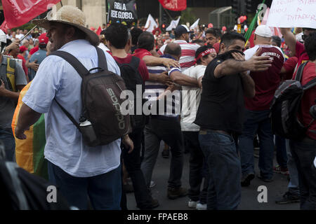 Sao Paulo, SP, BRÉSIL. 18 Mar, 2016. Gouvernement Dilma Rouseff pro de démonstration et de faveur pour maintenir l'ancien président Luiz Ignacio Lula Da Silva comme chef d'état-major est la fermeture de l'Avenue Paulista à Sao Paulo. La police a utilisé du gaz pour contrôler certains situé à acte de violence. Credit : Johnny de Franco/ZUMA/Alamy Fil Live News Banque D'Images