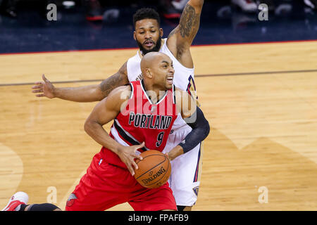 New Orleans, LA, USA. 18 Mar, 2016. Portland Trail Blazers guard Gerald Henderson (9) disques durs pour le panier au cours d'un match de basket-ball de NBA entre les Portland Trail Blazers et les New Orleans Pelicans au Roi Smoothie Center de New Orleans, LA. Stephen Lew/CSM/Alamy Live News Banque D'Images