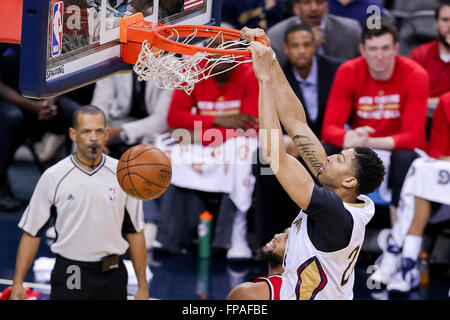 New Orleans, LA, USA. 18 Mar, 2016. New Orleans Pelicans Anthony Davis (23) dunks la balle lors d'un match de basket-ball de NBA entre les Portland Trail Blazers et les New Orleans Pelicans au Roi Smoothie Center de New Orleans, LA. Stephen Lew/CSM/Alamy Live News Banque D'Images