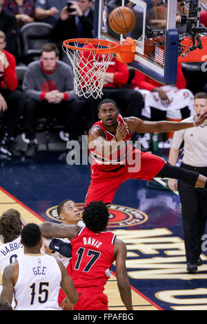 New Orleans, LA, USA. 18 Mar, 2016. Portland Trail Blazers guard Damian Lillard (0) tire un tir pendant un match de basket-ball de NBA entre les Portland Trail Blazers et les New Orleans Pelicans au Roi Smoothie Center de New Orleans, LA. Stephen Lew/CSM/Alamy Live News Banque D'Images