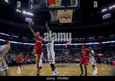 New Orleans, LA, USA. 18 Mar, 2016. Portland Trail Blazers guard Gerald Henderson (9) disques durs pour le panier au cours d'un match de basket-ball de NBA entre les Portland Trail Blazers et les New Orleans Pelicans au Roi Smoothie Center de New Orleans, LA. Stephen Lew/CSM/Alamy Live News Banque D'Images