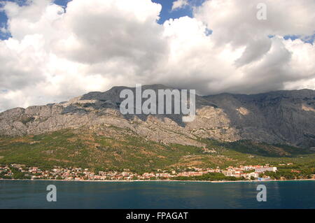 Paysage magnifique sur la plage de Dalmatie à Baska Voda, Croatie Banque D'Images