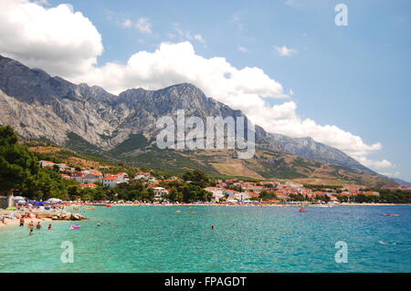 Paysage magnifique sur la plage de Dalmatie à Baska Voda, Croatie Banque D'Images