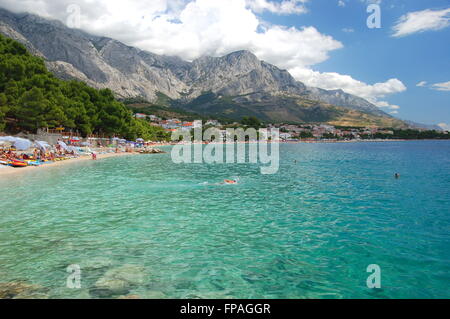 Paysage magnifique sur la plage de Dalmatie à Baska Voda, Croatie Banque D'Images