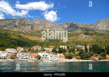 Vue pittoresque sur la plage rocheuse de Dalmatie, Croatie Brist en Banque D'Images