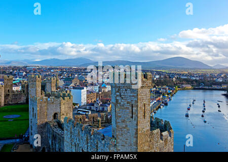 Château de Caernarfon, Gwynedd, Pays de Galles uk vue depuis les remparts vers les montagnes recouvertes de neige et montrant la rivière Banque D'Images