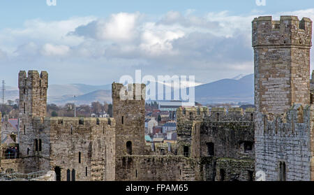 Château de Caernarfon, Gwynedd, Pays de Galles uk vue depuis les remparts vers les montagnes recouvertes de neige Banque D'Images