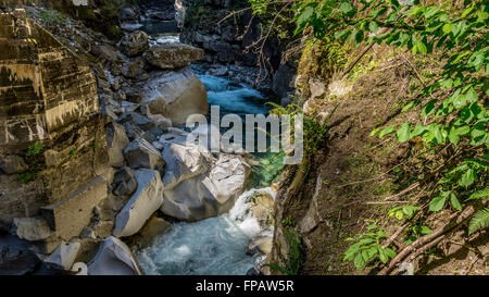 La rivière Coquihalla comme il coule à travers la Coquihalla Canyon à l'Othello Tunnels près de la ville de Hope, en Colombie-Britannique, Canada Banque D'Images