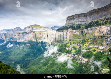 Image de paysage de El Parque Nacional de Ordesa y Monte Perdido Huesca Province Espagne par un jour nuageux. Banque D'Images