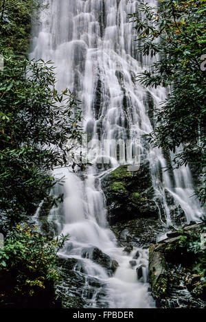 Gros plan sur les chutes d'eau de Mingo situé sur la réserve indienne Cherokee à Cherokee, chutes d'eau de Caroline du Nord pittoresque, États-Unis, bois US pittoresque pt Banque D'Images