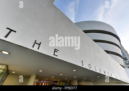 New York City - 31 janvier 2016 : le célèbre Musée Solomon R. Guggenheim d'art moderne et contemporain à New York City, USA Banque D'Images