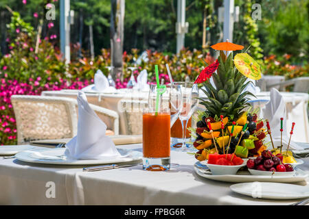 Servi avec une composition de fruits Banque D'Images