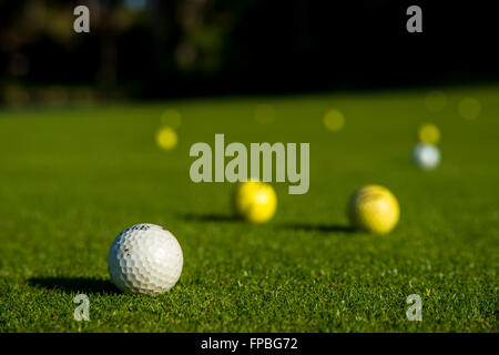 Des balles de golf sur la pelouse Banque D'Images