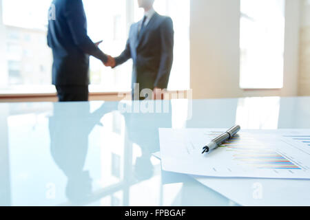 Documents et un stylo sur la table, à l'office de tourisme Banque D'Images