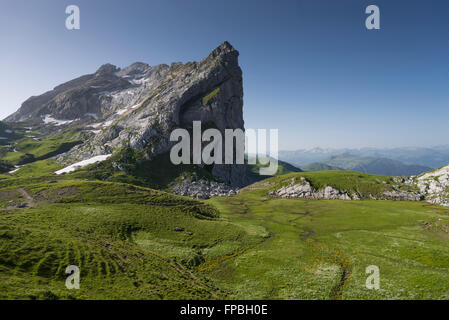 En vue de l'Autriche Grisons via un passage alpin appelé Drusenfluh Schweizertor avec mur de pierre en plus,Raetikon,Autriche Banque D'Images