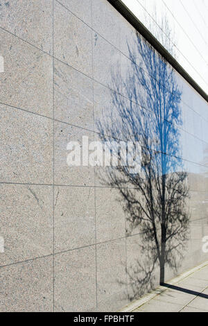 L'ombre des arbres sur un mur à Milton Keynes. Buckinghamshire, Angleterre Banque D'Images