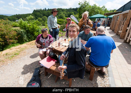 Hillside Brewery, Gloucestershire, brasserie artisanale, festival de la bière et de la saucisse bbq. Banque D'Images