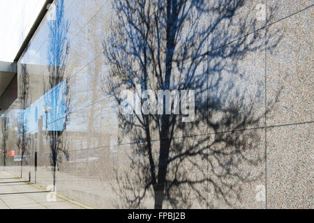 L'ombre des arbres sur un mur à Milton Keynes. Buckinghamshire, Angleterre Banque D'Images