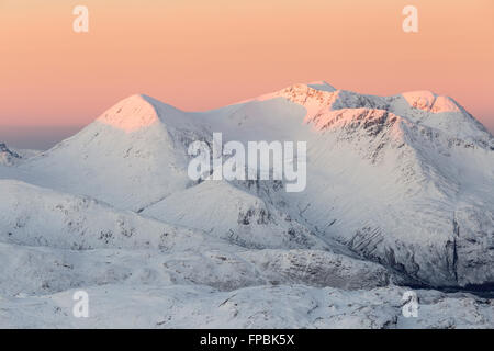 Les pics de Beinn Sgritheall se rouge alors qu'ils sont illuminés par le soleil levant, Glenelg, Écosse, de Sgurr Mhic Bharraich pendant l'hiver Banque D'Images