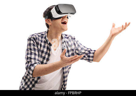 Rencontrez guy joyeux la réalité virtuelle par l'intermédiaire d'un casque VR isolé sur fond blanc Banque D'Images
