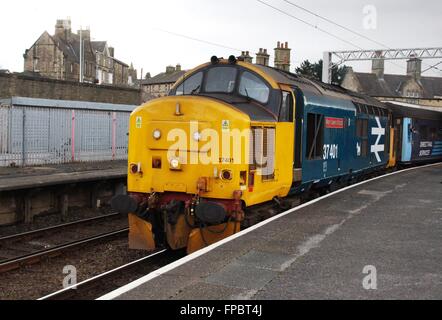 La classe 37, Marie, Reine des Écossais, la locomotive du train de voyageurs transportés quitter Comunidad de la gare le mercredi 16 mars 2016 Banque D'Images