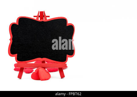 Cadre rouge de Chevalet bois mini ardoise sur ardoise, surface de l'espace vide pour le texte et les deux symboles en forme de coeur rouge, isolé sur blanc avec chemin de détourage, copie espace disponible, concept de Jour de Valentines Banque D'Images