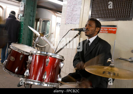 Un musicien jouant à l'intérieur d'une station de métro, la ville de New York, USA Banque D'Images