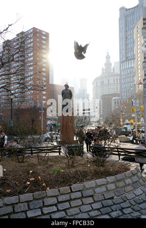 Chatham Square avec statue de Lin Zexu et Kimlau Memorial Arch dans Chinatown, Manhattan, New York City, USA Banque D'Images