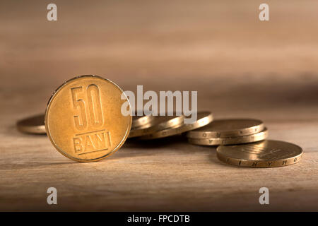 Des piles de pièces de monnaie roumaine cinquante bani sur table en bois, avec focus sélectif Banque D'Images