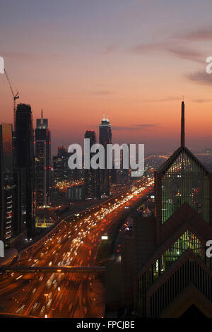 Le trafic sur la route au crépuscule, à Dubaï. Banque D'Images