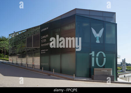 Conçu par Rem Koolhaas Leeum Samsung Museum de l'Art building, Séoul est tout à fait une simple structure en verre rectangulaire, construit sur une colline avec des angles légèrement. Banque D'Images