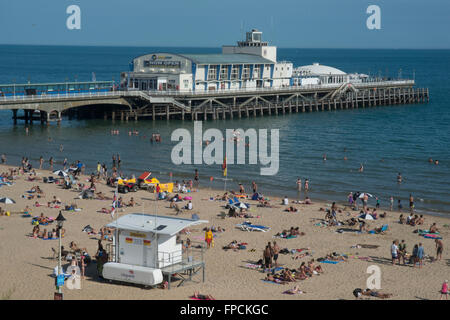 Une vue de dessus de la plage rempli de gens, la jetée peut être vu dans la distance. Banque D'Images