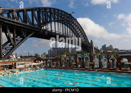Vue sur le pont de Sydney prises à partir de la piscine olympique de Sydney. Banque D'Images