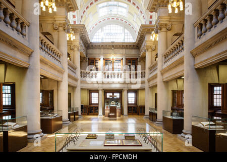 L'intérieur de l'ancienne bibliothèque de Liverpool, montrant le plus d'un décor traditionnel et de style par rapport à la nouvelle plus moderne. Banque D'Images