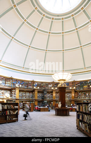 L'intérieur de l'ancienne bibliothèque de Liverpool, montrant le plus d'un décor traditionnel et de style par rapport à la nouvelle plus moderne. Banque D'Images