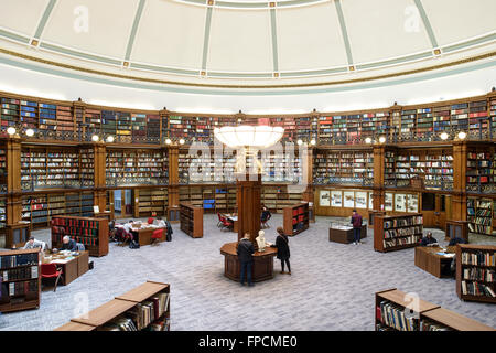 L'intérieur de l'ancienne bibliothèque de Liverpool, montrant le plus d'un décor traditionnel et de style par rapport à la nouvelle plus moderne. Banque D'Images