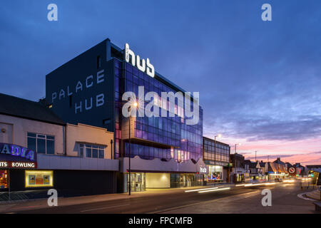 Une vue extérieure du Palais ultra moderne, moyeu avec le grand verre éclairé au néon et avant la fin, sur une rue principale à Redcar. Prises de nuit. Banque D'Images