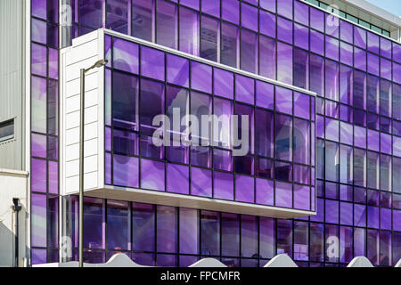 Une vue extérieure du Palais ultra moderne, moyeu avec le grand verre éclairé au néon et avant la fin. Banque D'Images