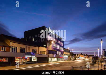 Une vue extérieure du Palais ultra moderne, moyeu avec le grand verre éclairé au néon et avant la fin, sur une rue principale à Redcar. Prises de nuit. Banque D'Images