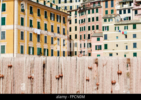 Les filets de pêche sécher au soleil sur la plage de Camogli. Banque D'Images