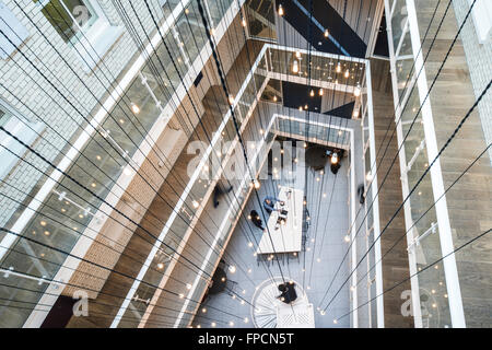 Une vue de l'intérieur de l'espace Club, dans Chancery Lane, conçu par l'inclinaison. Avec des gens assis à des tables et vues de dessus. Banque D'Images