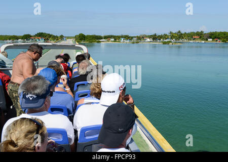 Cayo Coco, Cuba, 16 janvier 2016 - Les gens sur un bus touristique à Cayo Coco, Cuba Banque D'Images