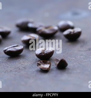 Un plan macro de grains de café sur un fond en acier, soft focus Banque D'Images