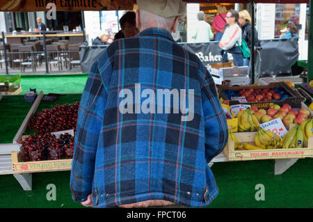 Un norvégien achetant des fruits sur un marché. Bergen, Norvège Banque D'Images