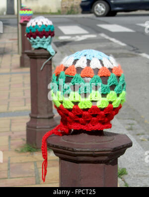 Exemple de l'engouement des 'Urban Knitting" aussi connu sous le nom de "bombe fil', utilisée par les amateurs de tricot pour égayer les espaces urbains. Banque D'Images