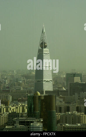 Un panorama de l'Faisaliyah Center Tower dans le centre-ville de Riyad vus de la Kingdom Tower. Banque D'Images