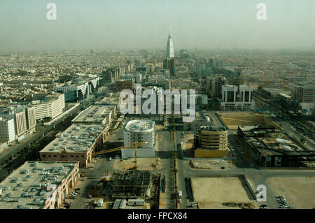 Un panorama de l'Faisaliyah Center Tower dans le centre-ville de Riyad vus de la Kingdom Tower. Banque D'Images